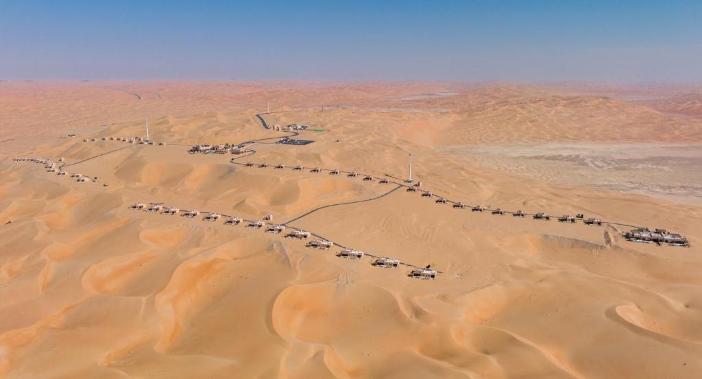 里瓦Bab Al Nojoum Bateen Liwa的沙漠的空中景观,沙中的道路