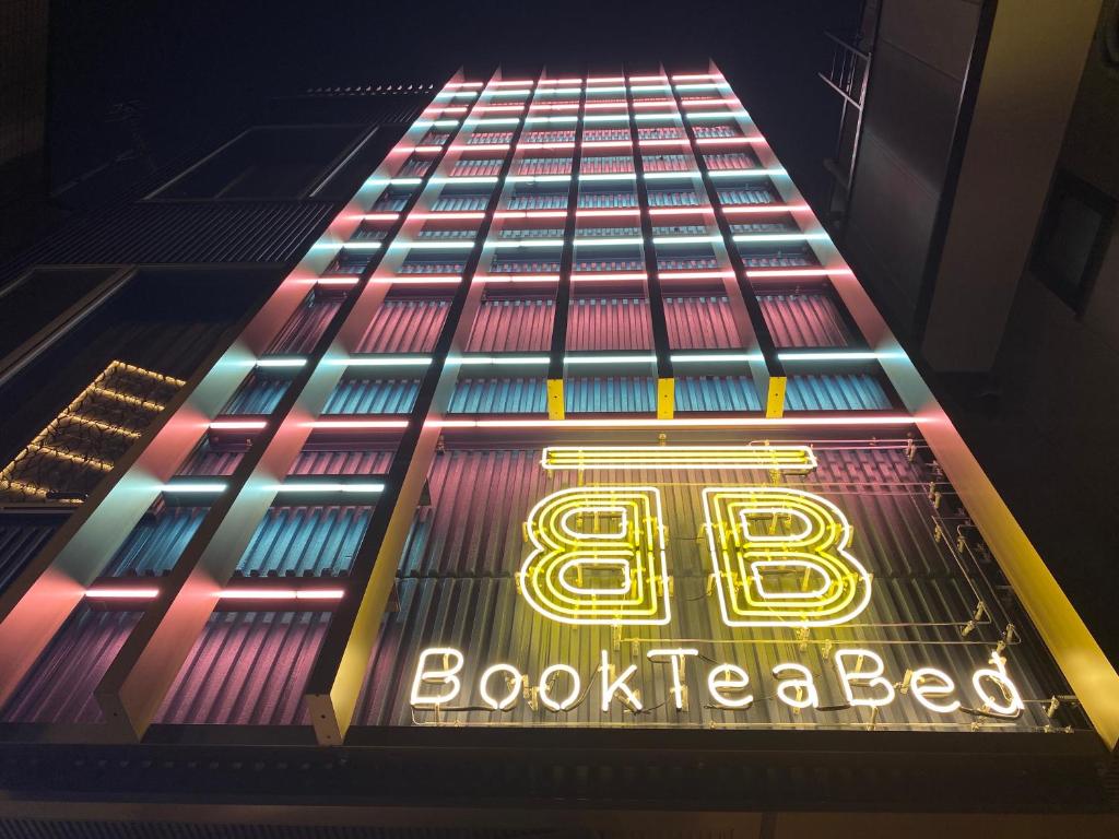 东京Book Tea Bed SHIBUYA的建筑的侧面有标志