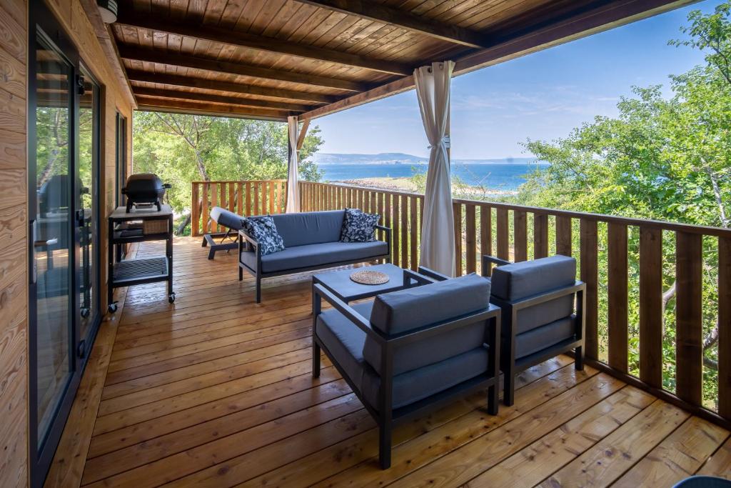 克罗诺维察Luxury Home Sanella的带家具的海景甲板