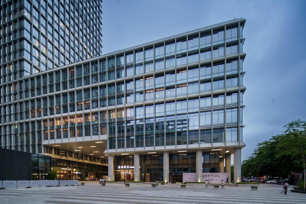 深圳深圳福田CBD逸扉酒店的一座大型办公楼,有很多窗户