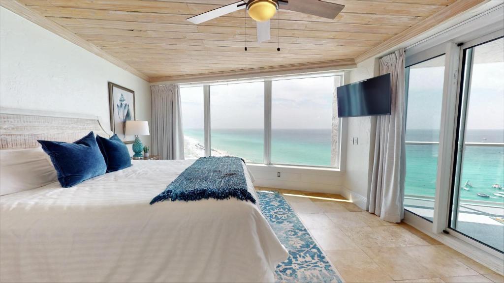 德斯坦Beachside II 4367的一间卧室设有一张床,享有海景