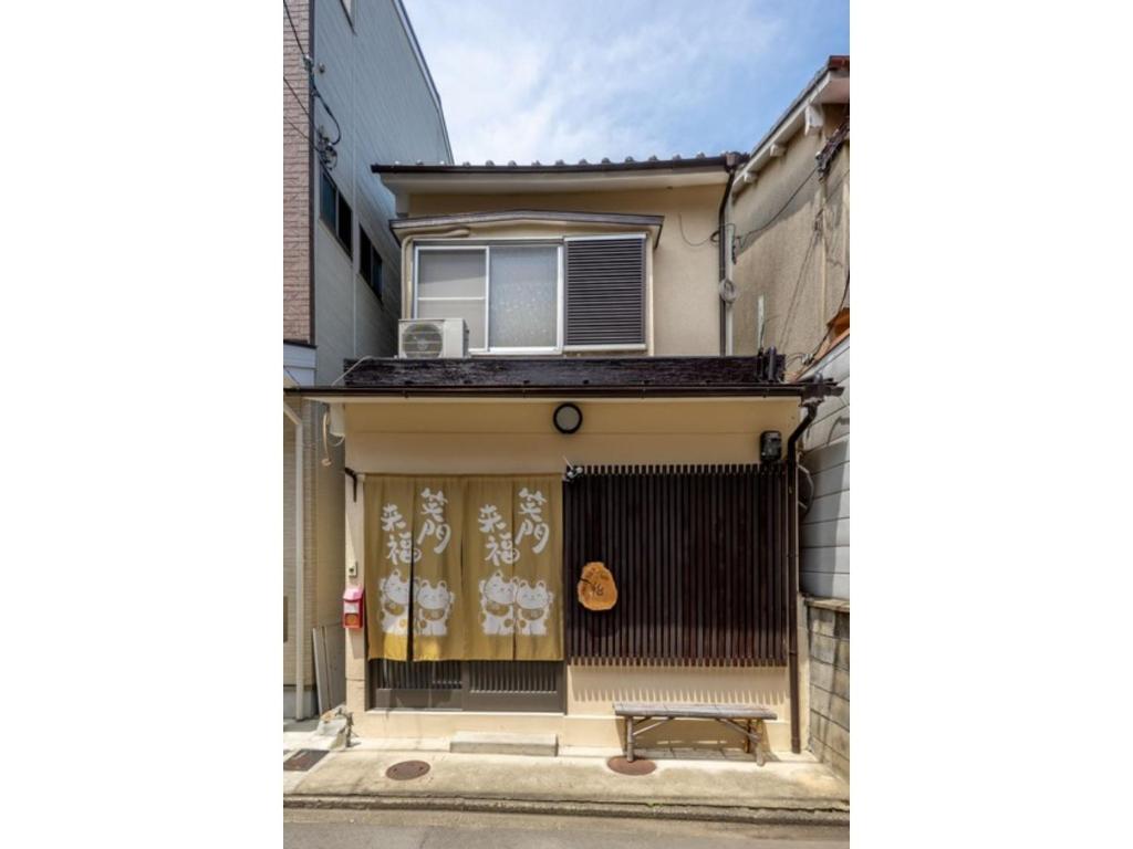 京都Kyoto Yorokobu Inn / Vacation STAY 9506的一座带门窗的房子
