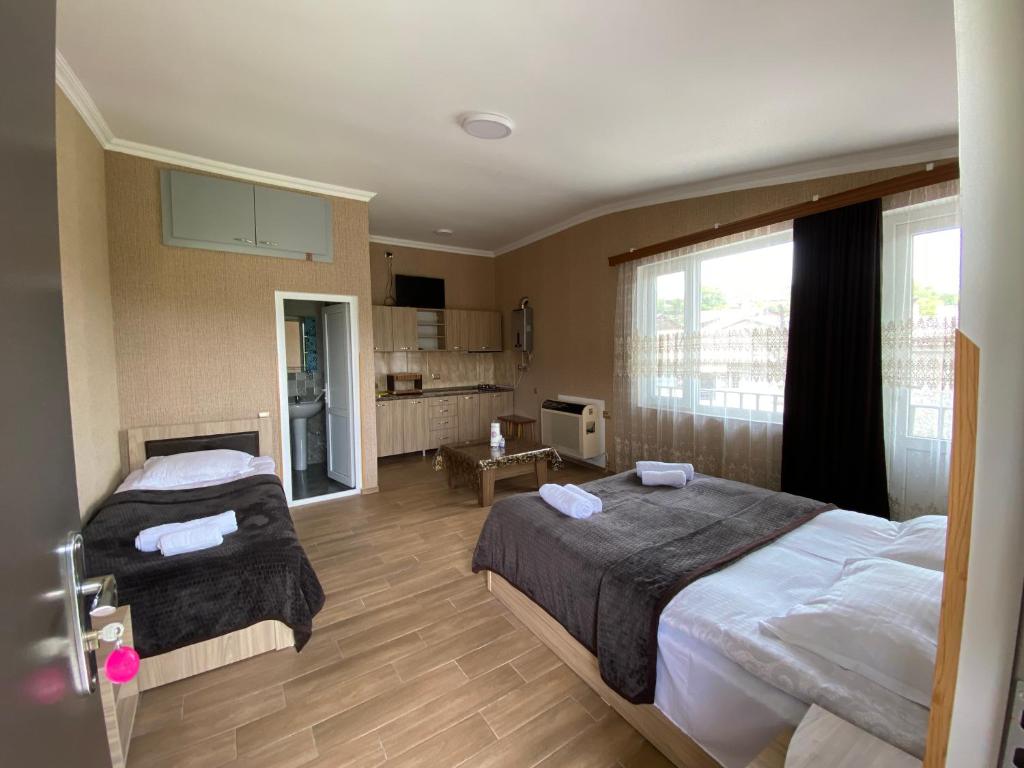 阿哈尔齐赫Sweet House Rabati的酒店客房带两张床和厨房