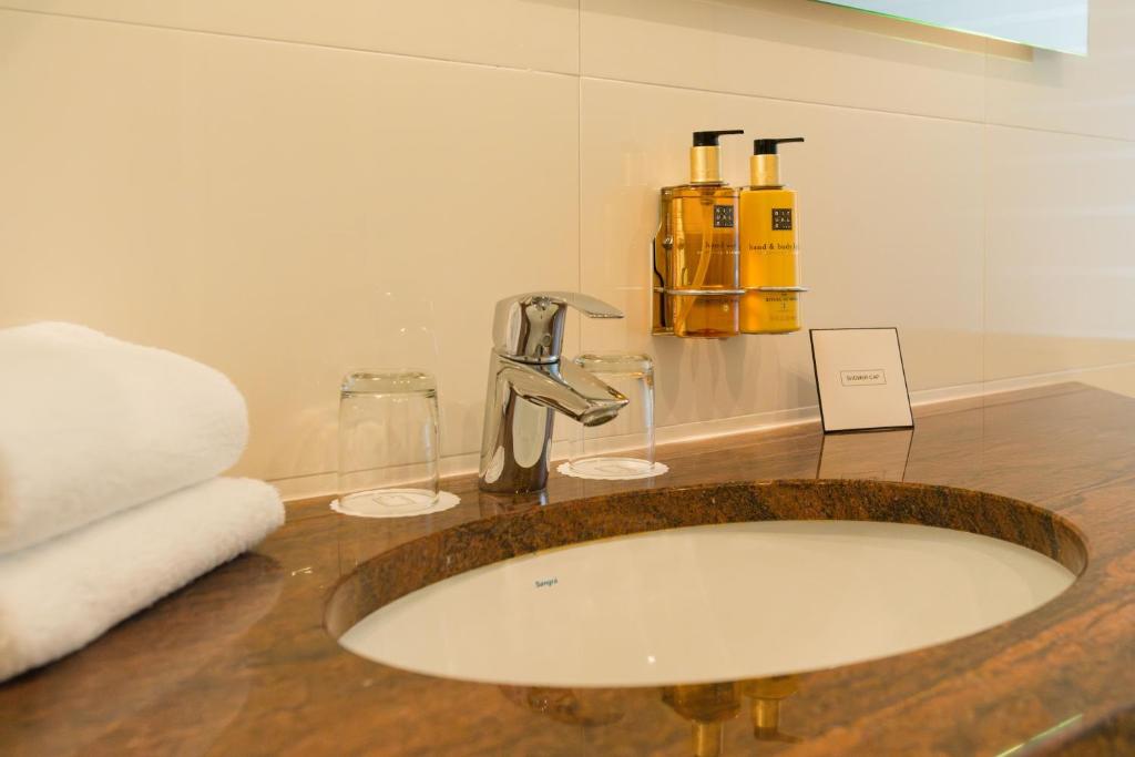 美因河畔法兰克福Hotel Schopenhauer Hof的一间带水槽和水龙头的浴室