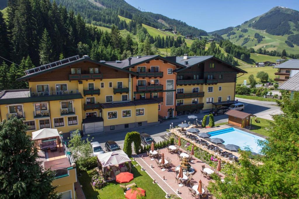 萨尔巴赫Hotel Austria - inklusive Joker Card im Sommer的享有带游泳池的度假村的空中景致
