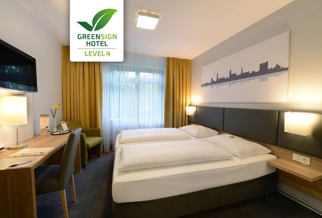 汉诺威翰诺威GHOTEL酒店的酒店客房配有两张床和一张书桌