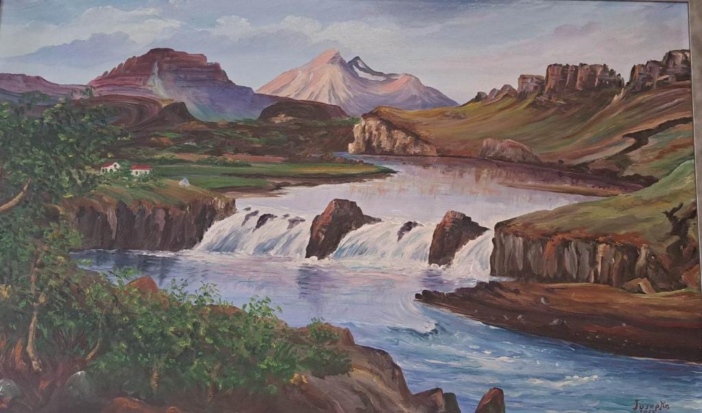 雷克雅未克Holiday Hostel的河流和山脉的画作