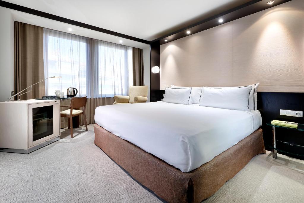巴塞罗那巴塞罗那萨丽雅美利亚酒店的一间卧室配有一张大床和电视