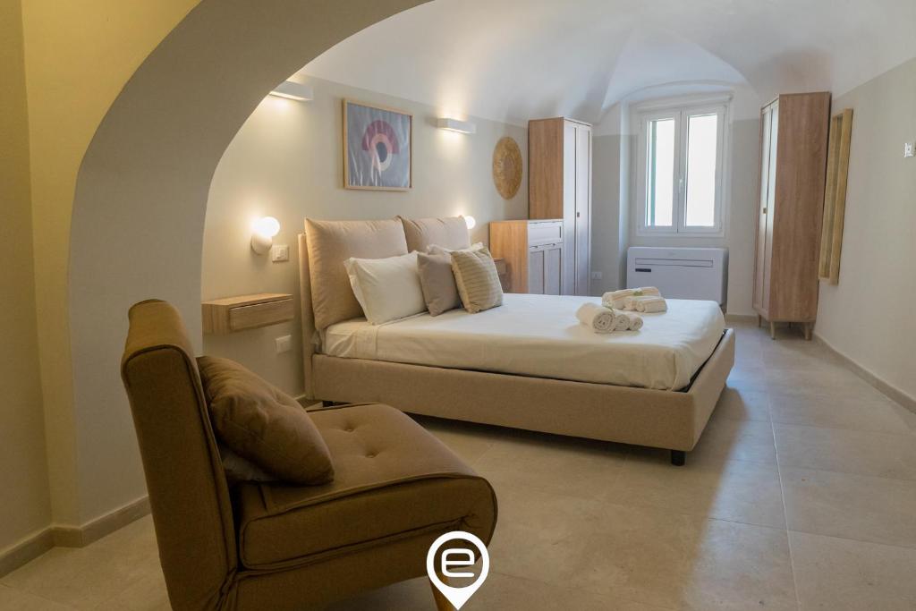 阿尔盖罗Casa Filuga - City Centre的一间卧室,卧室内配有一张床和一把椅子