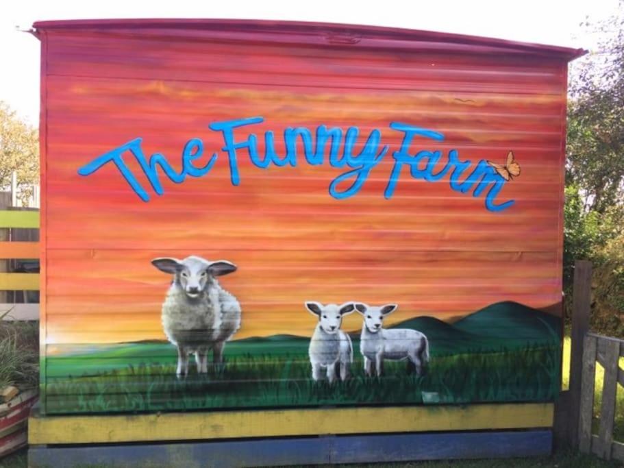 卡比斯贝Berty the campervan的一座在棚屋边画三只羊的画