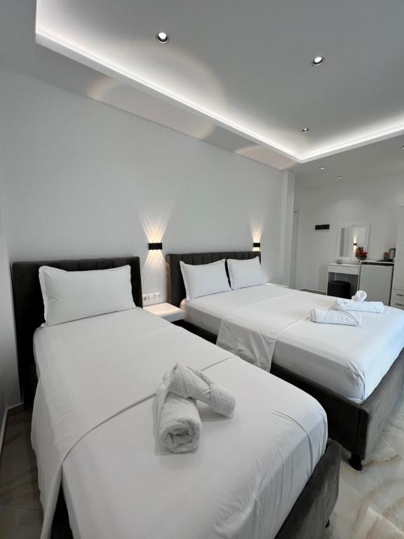 希马拉Ionian View B&B的一间设有两张床铺和毛巾的房间