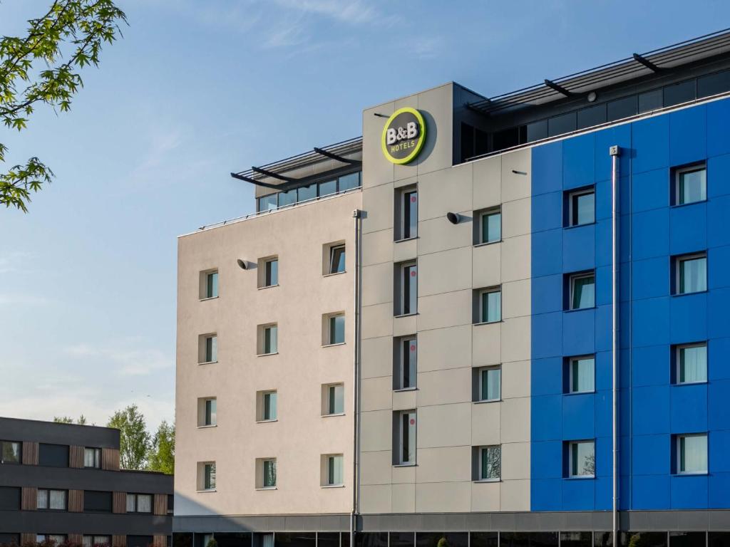 希尔蒂盖姆B&B HOTEL Strasbourg Nord Schiltigheim Lac 4 étoiles的上面有酒店标志的建筑