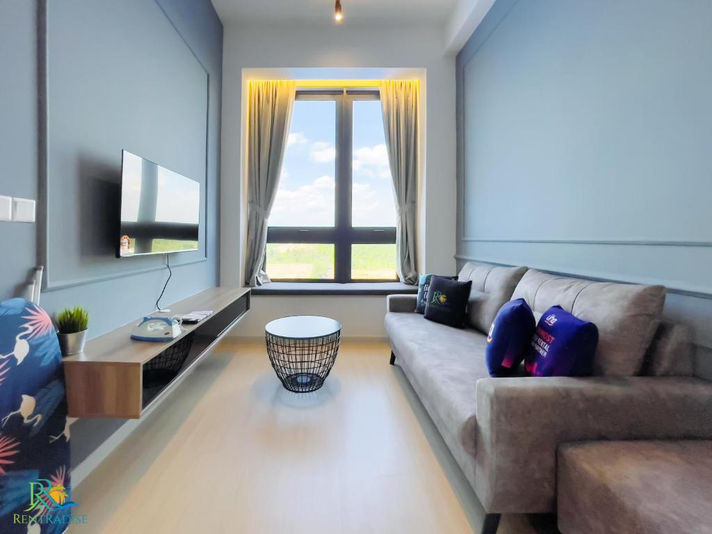 Kampong PendasSunway Grid Residence @ UHA的带沙发和大窗户的客厅