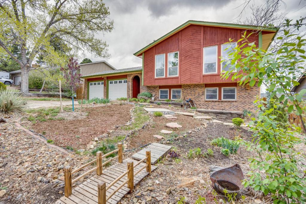 科罗拉多斯普林斯Colorado Springs Home with Patio and Ping Pong Table!的前面有花园的房子