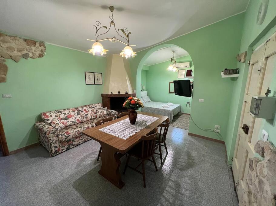 奥托纳Mini House da Maria的客厅配有桌子和沙发