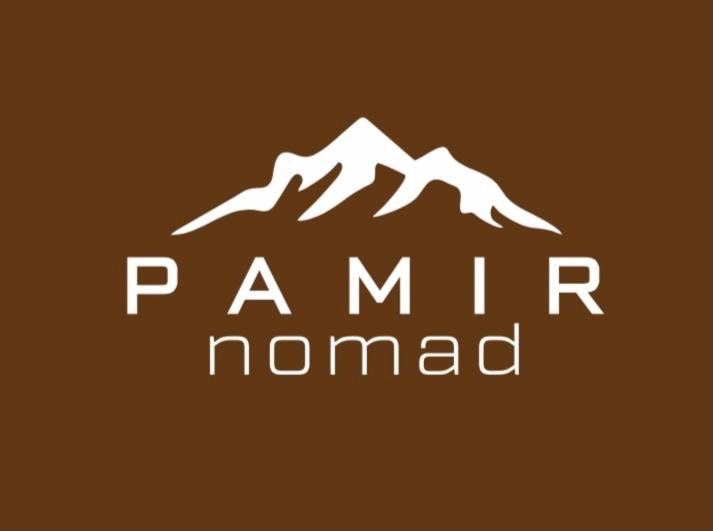 Kara-KavakPAMIR NOMAD Yurt Camp的棕色背景的山脉标志