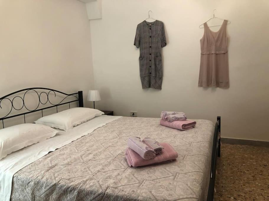 圣维托诺曼Casa vintage da Nonna Maria的一间卧室配有一张带两个粉色袋子的床