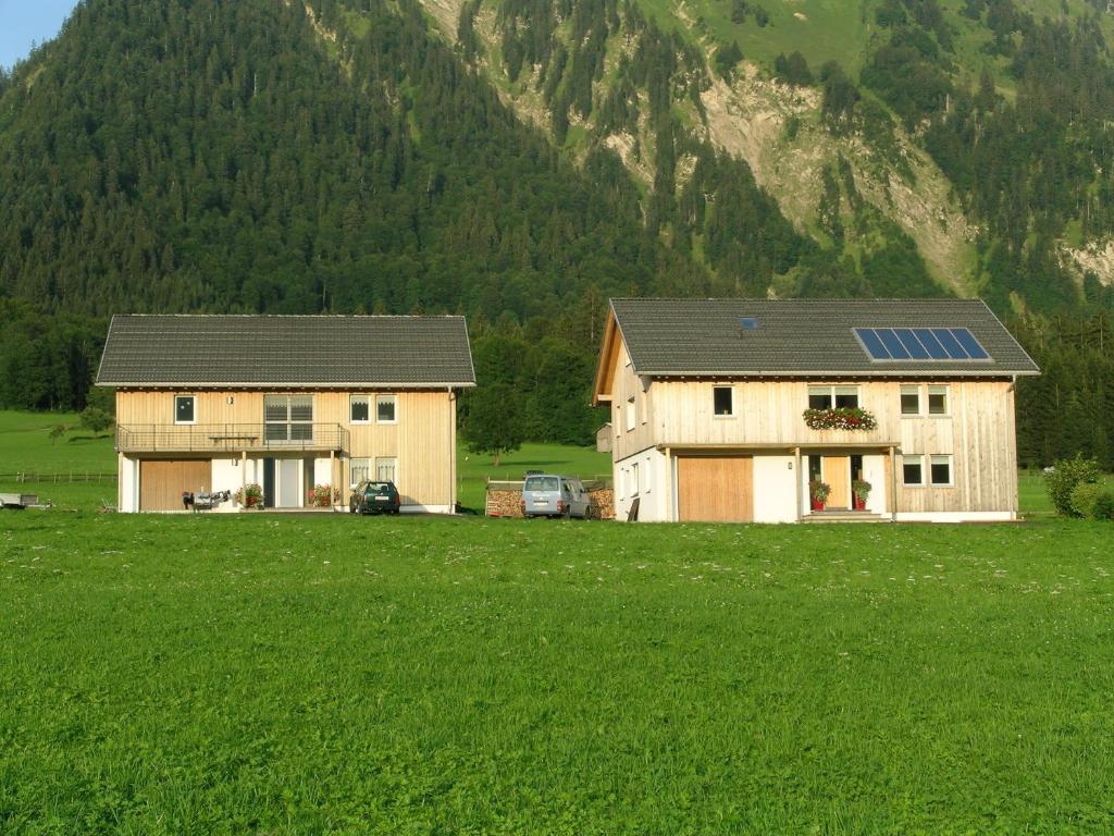 施科佩尔瑙Appartement Elisabeth的绿色田野顶部的太阳能电池板房子
