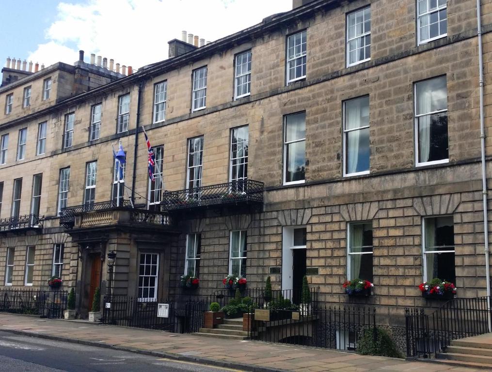 爱丁堡皇家苏格兰俱乐部酒店的一座大砖砌建筑,上面有两面旗帜