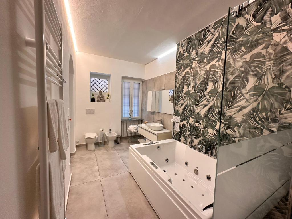 米兰CA.FOSCARI HARMONY的带浴缸、卫生间和盥洗盆的浴室