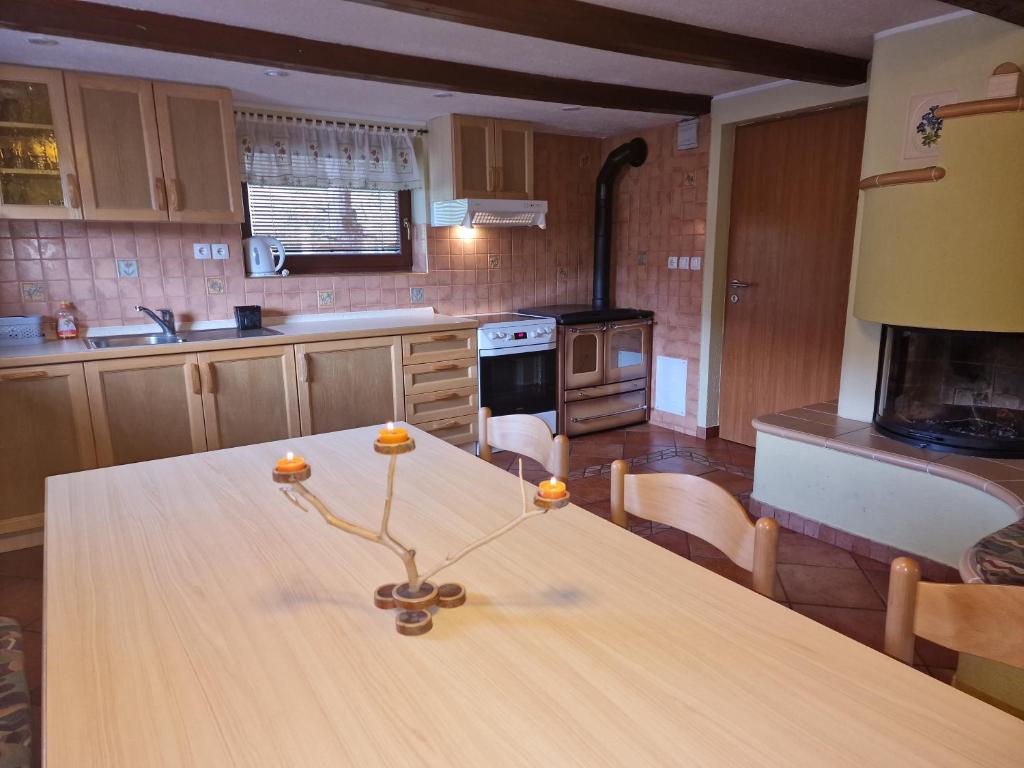 戈雷尼斯卡地区采尔克列Apartments Relax Jezerca的厨房配有带橙子的木桌