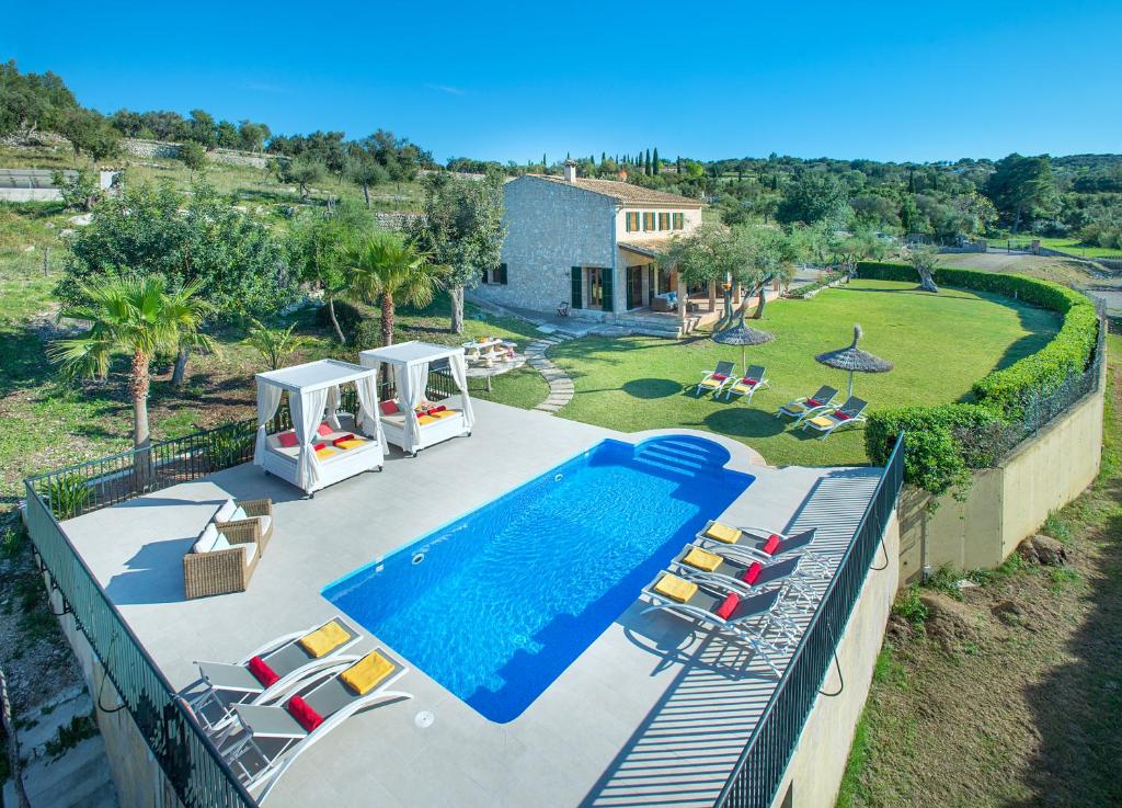 波连斯萨Owl Booking Villa Siquier - Luxury Retreat with Mountain Views的享有带游泳池的房屋的空中景致