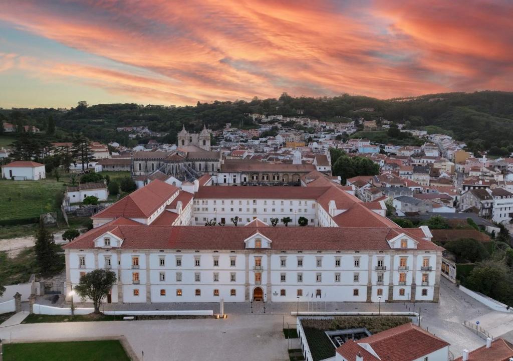 阿尔科巴萨Montebelo Mosteiro de Alcobaça Historic Hotel的城市白色大建筑的空中景观