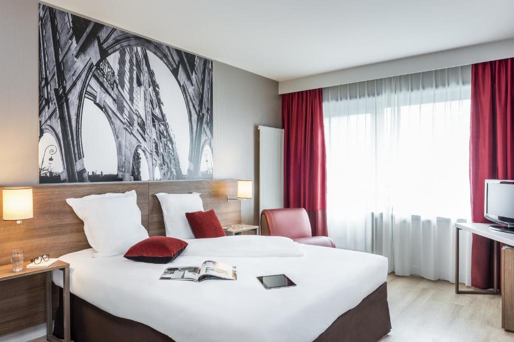 伯明翰伯明翰市中心阿德吉奥公寓式酒店的酒店客房设有一张大床和一台电视机。