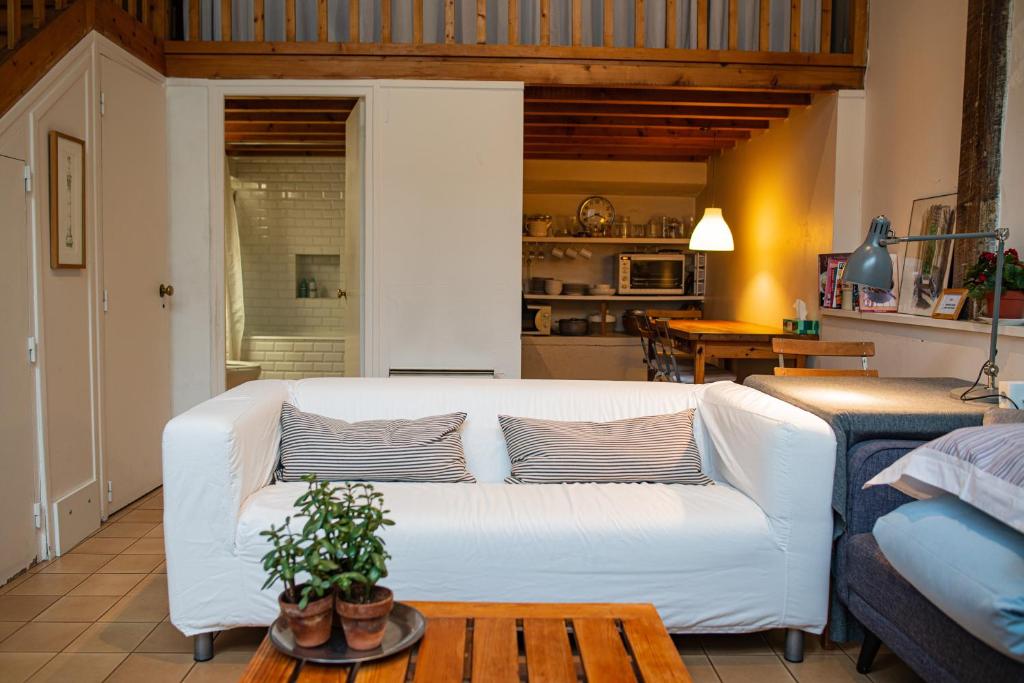 巴黎Le Garage的客厅配有白色的沙发和桌子
