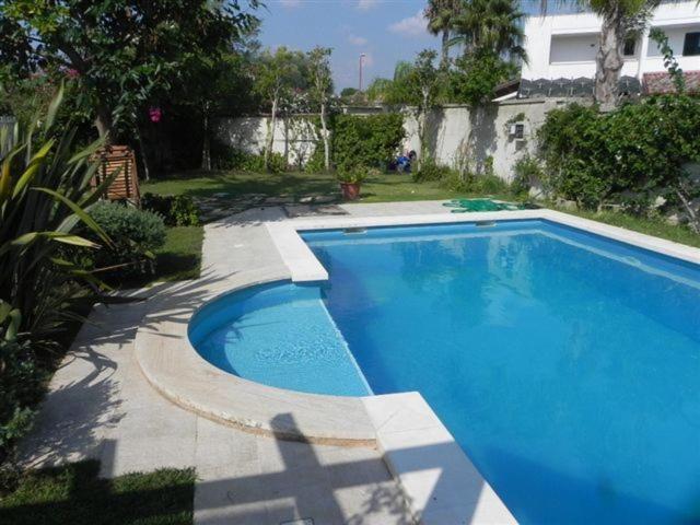 托里德欧索villa Annarè的一座大型蓝色游泳池,位于房子旁边