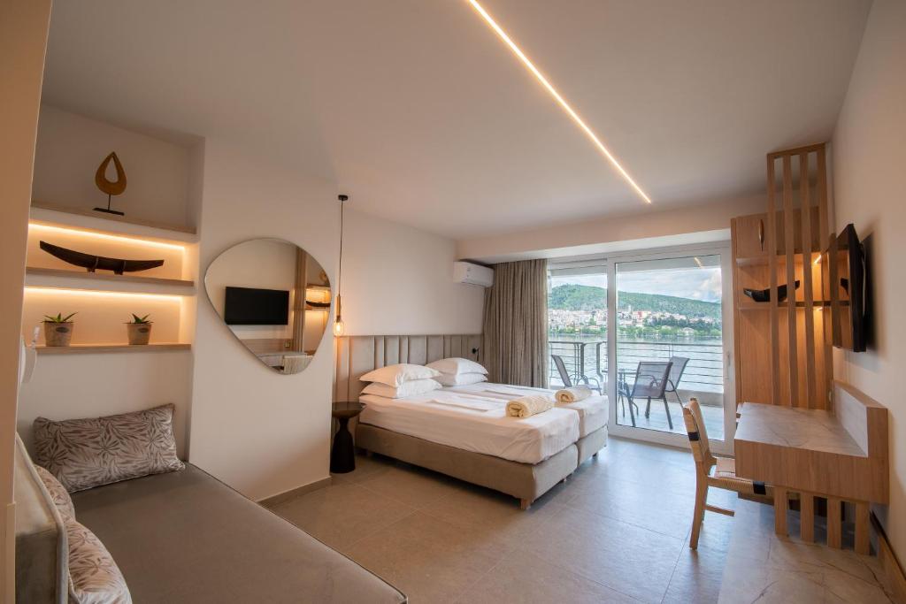 卡斯托里亚帕拉利姆尼奥套房旅馆的酒店客房设有一张床和一个阳台。