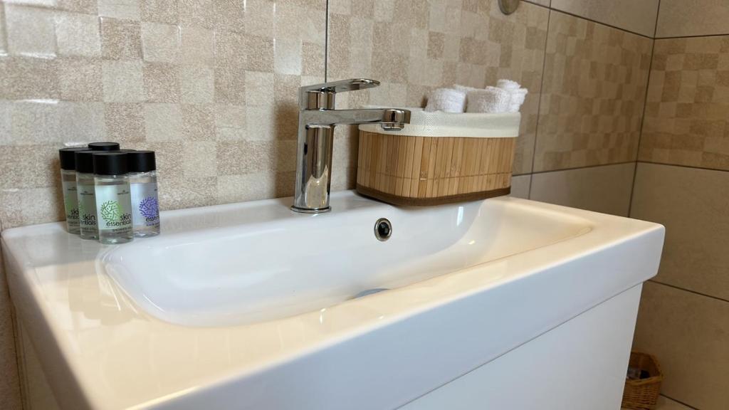科里夏Leo House Kea的浴室内带水龙头的盥洗盆