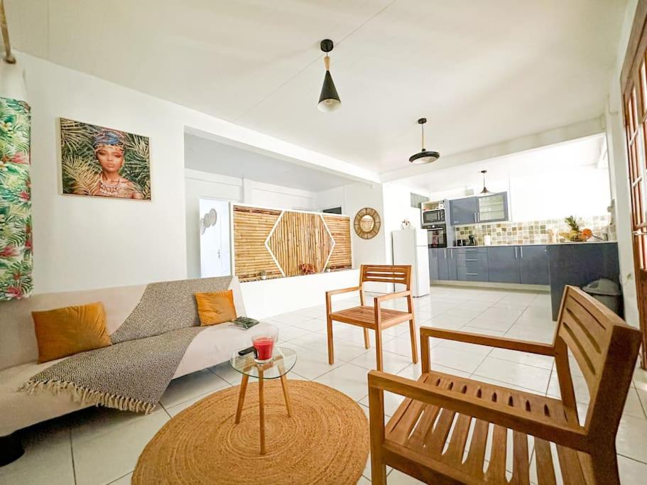 圣安娜Kapumati Villa - Évasion en Martinique的客厅配有沙发和桌子