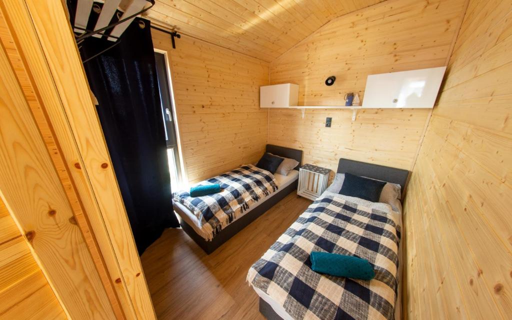 韦茨泽基斯韦斯基Wiatr i Woda Wdzydze的小木屋内带两张床的房间