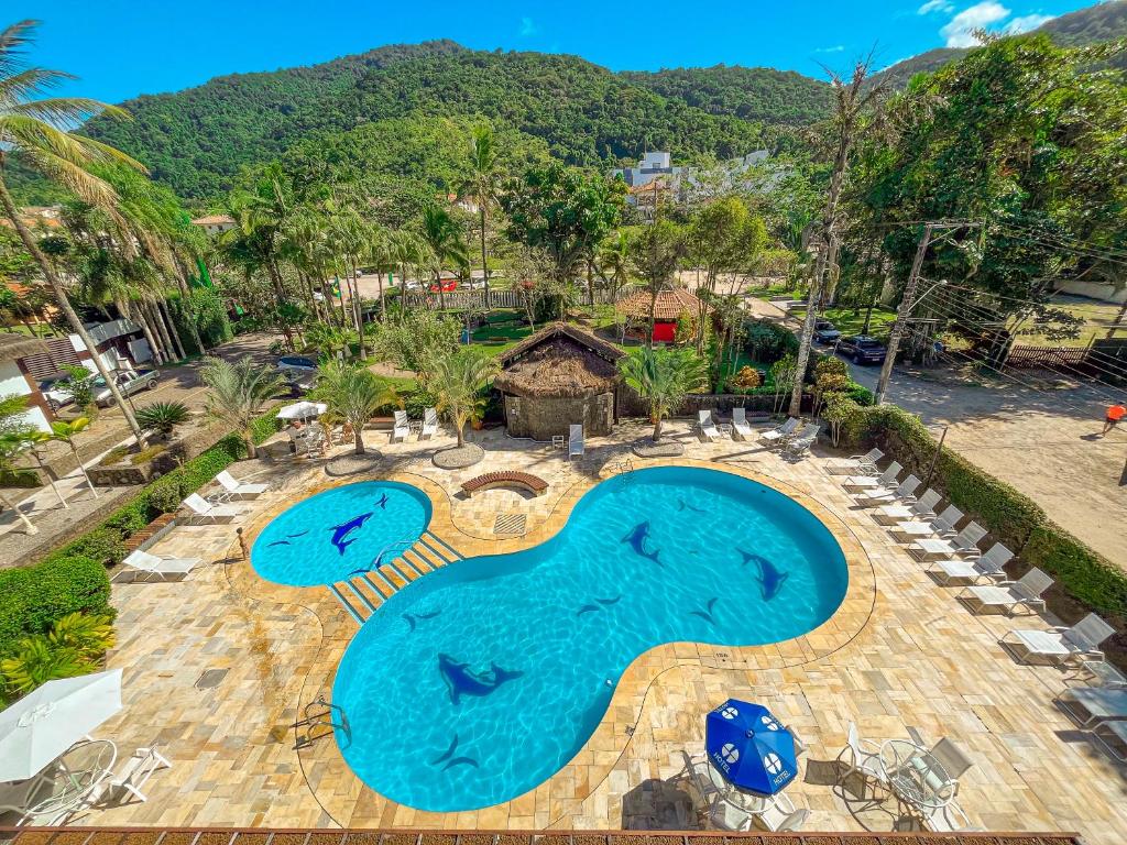 乌巴图巴Hotel Nacional Inn Ubatuba - Praia das Toninhas的享有蓝色海水游泳池的顶部景致