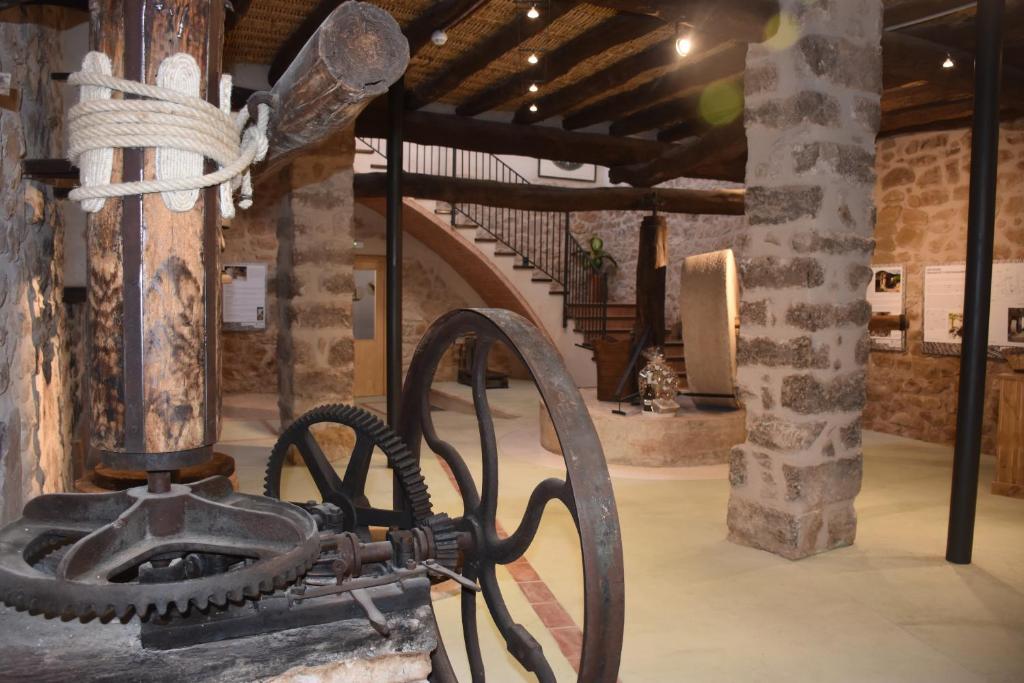 BotLo Molí de Bot的一间位于房间中间的带轮子的博物馆