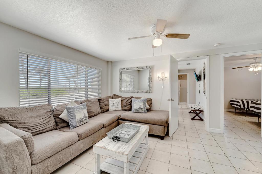 霍姆斯海滩Ocean View Suite的客厅配有沙发和桌子