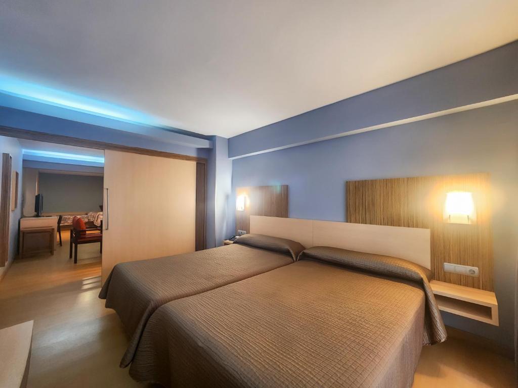桑坦德Hotel Faranda Express Alisas Santander的一间卧室设有一张床和一间用餐室