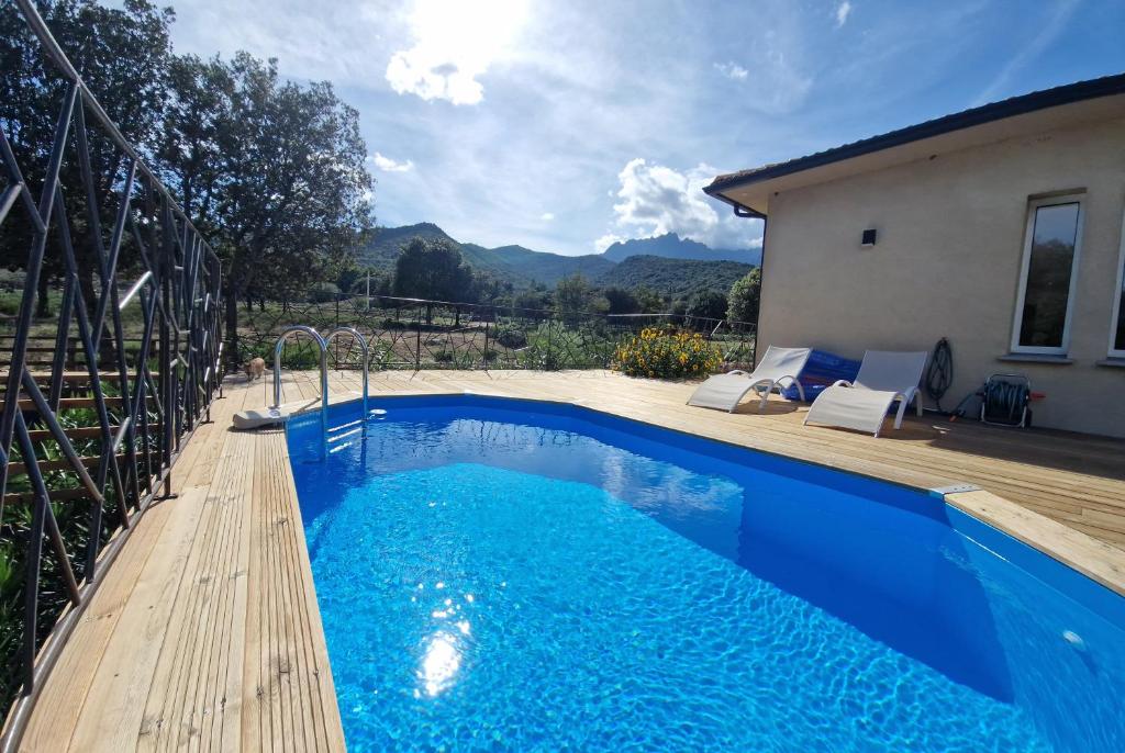 MoltifaoDomaine U Filanciu - Maison Chiara avec piscine - Centre Corse的一座蓝色的游泳池,旁边设有木甲板
