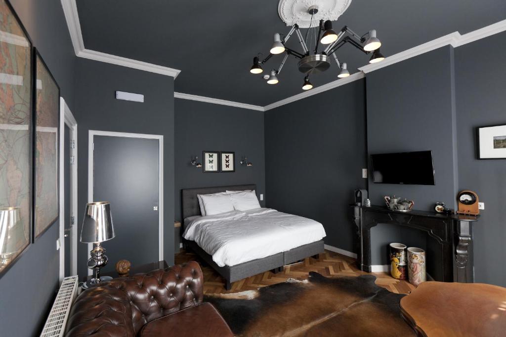 奈梅亨5博克斯睡眠酒店的一间卧室配有一张床和一张沙发