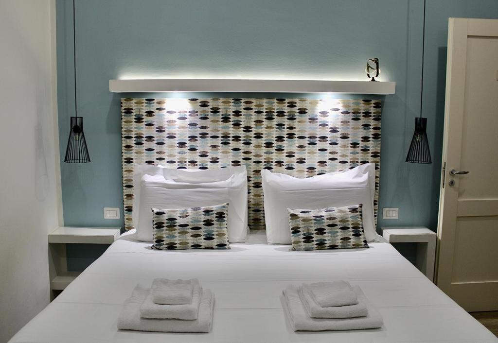 佛罗伦萨Kerasiá的一间卧室配有一张带两个枕头的床