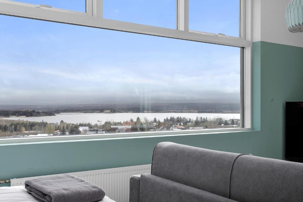 雷克雅未克Icelandic Apartments by Heimaleiga的客房设有湖景大窗户。