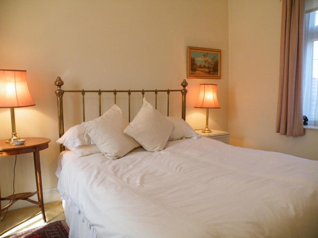 布罗肯赫斯特布罗德兰德斯盖特住宿加早餐旅馆的卧室配有带两盏灯的白色床
