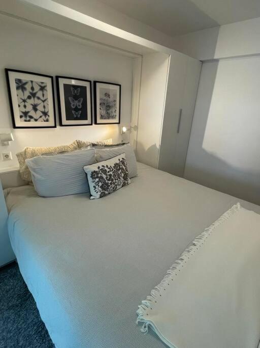 阿纳维索斯Charming Coastal Retreat的一张白色的床,上面有两个枕头
