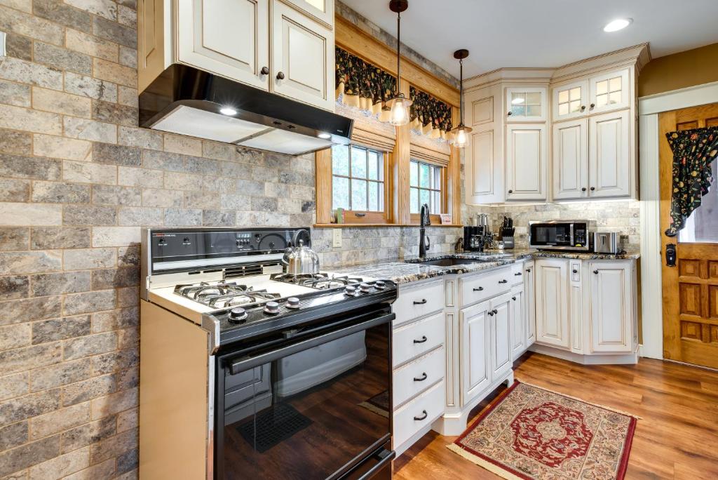 威廉波特Pennsylvania Abode Near Little League World Series的厨房配有白色橱柜和炉灶烤箱。