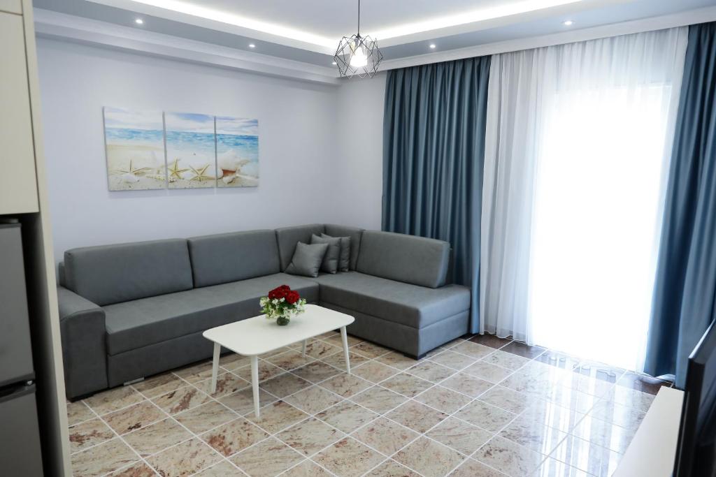 维利波吉Fishta apartments Q5 35的客厅配有沙发和桌子