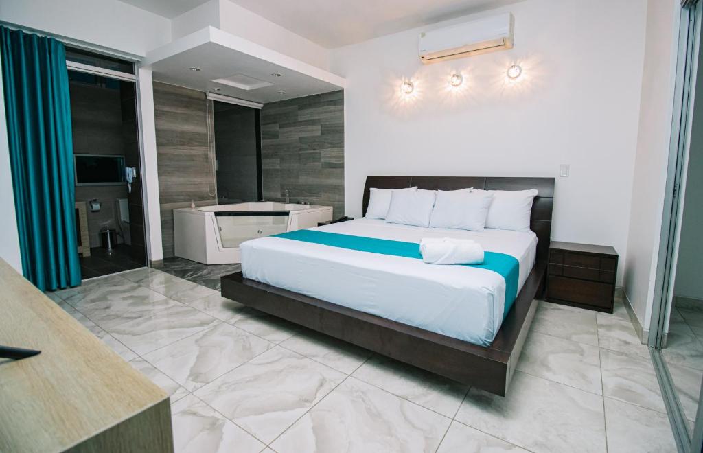 塔拉波托RBB BRITO HOTEL的一间带大床的卧室和一间浴室
