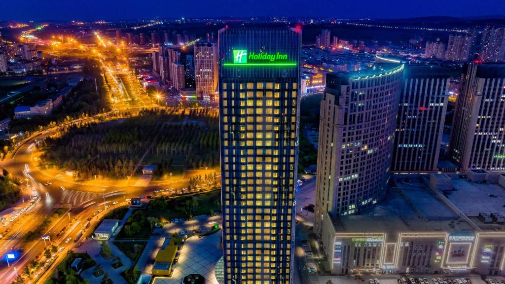 长春长春东方广场假日酒店的上面有绿色标志的高楼