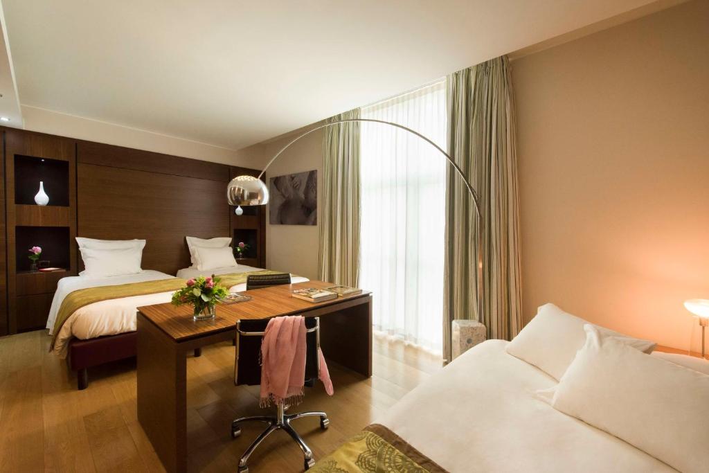 奎托·迪·特雷维索BHR特拉维索酒店的酒店客房配有两张床和一张书桌