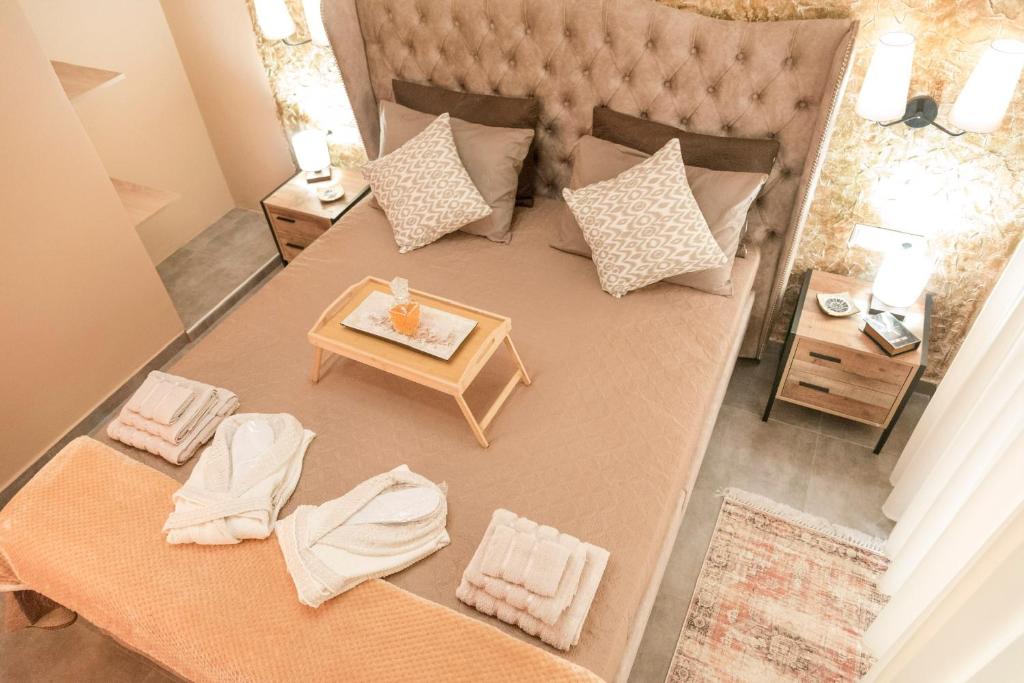 斯达林The 50/50 Luxury Apartments的床上的枕头和桌子